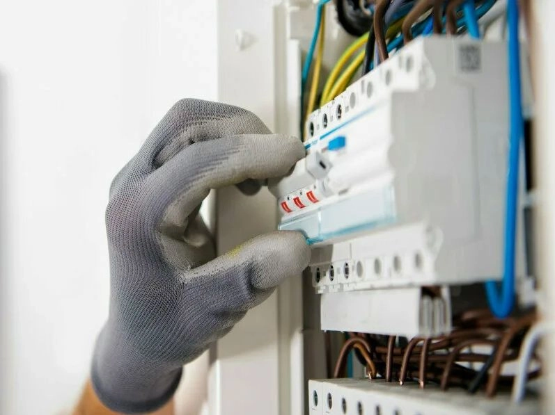 Новые вопросы по электробезопасности начнут применять для проверки знаний в комиссиях Ростехнадзора с 12 января 2026 года